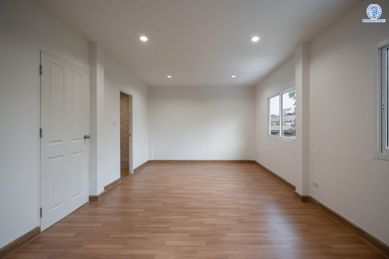 บ้านมือสองตกแต่งใหม่ โครงการ มิตรรุ่งเรือง จรัญสนิทวงศ์ เนื้อที่ 27 ตร.ว. ฟังก์ชัน 3 ห้องนอน 2 ห้องน้ำ จอดรถได้ 1 คัน บนทำเลศักยภาพ เชื่อมต่อหลายเส้นทาง ใกล้จุดขึ้นทางด่วน "ศรีรัช" และรถไฟฟ้าสายสีน้ำเงิน "สถานีไฟฉาย"